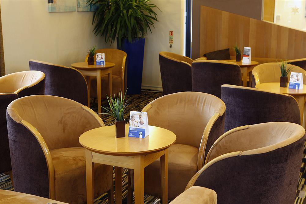 Holiday Inn Express Peterborough By Ihg Buitenkant foto