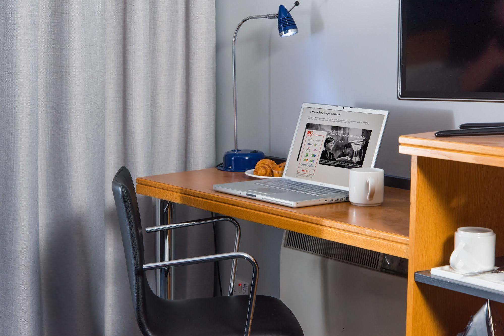 Holiday Inn Express Peterborough By Ihg Buitenkant foto